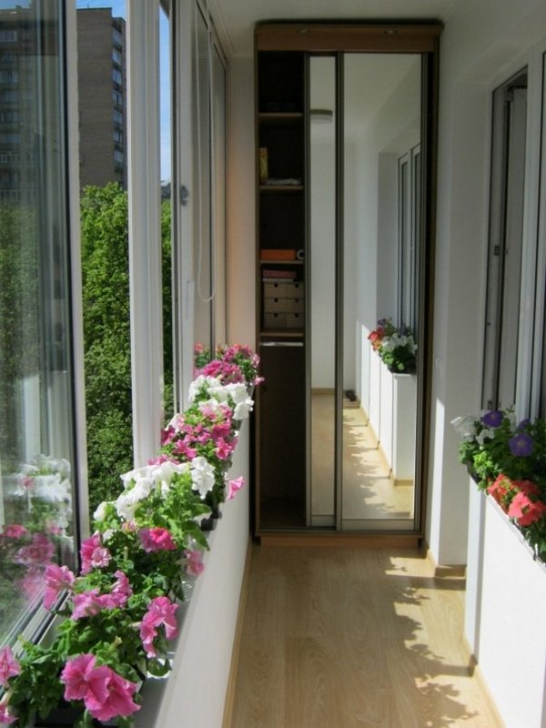 Шкаф-купе с зеркальными дверями на балконе фото