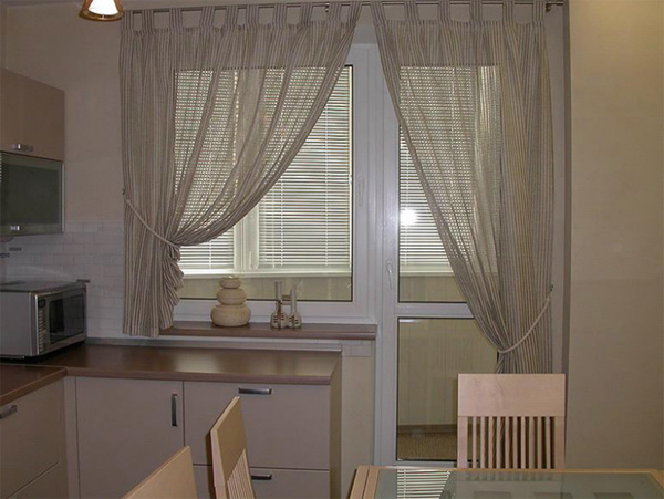 Асимметричные шторы на кухню с балконной дверью