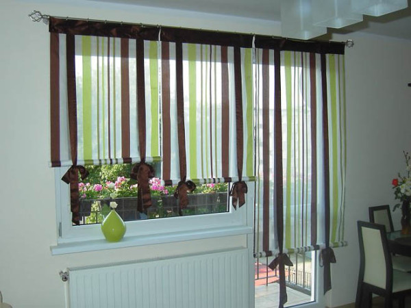 Римские шторы для кухни с балконом
