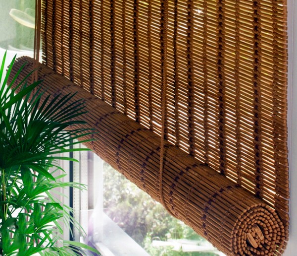 Жалюзи бамбуковые на балконе фото