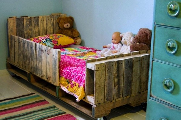 Детская кровать из деревянных поддонов