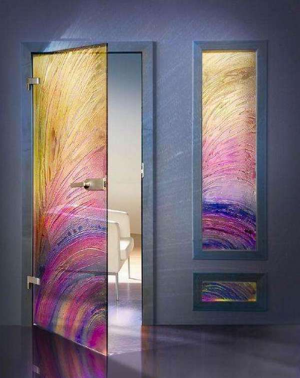 Маятниковые двери из цветного стекла