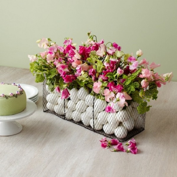 Декор в вазе с пасхальными яйцами и цветами