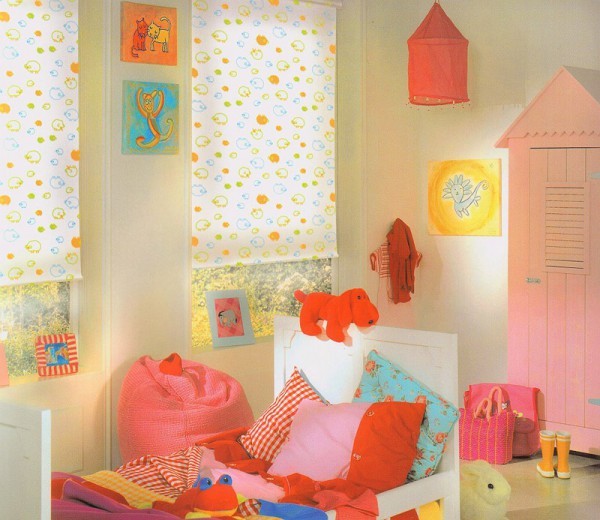Тканевые рулонные шторы в детской комнате на лето