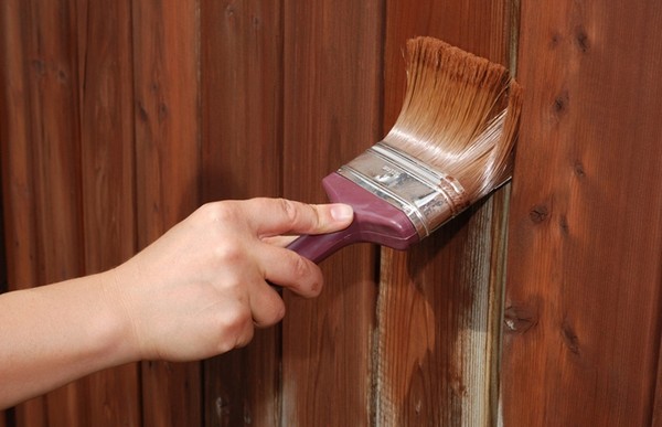 Как покрасить деревянный забор частокол