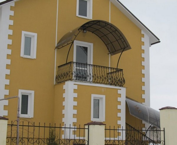 Арочный козырек на балкон из поликарбоната фото
