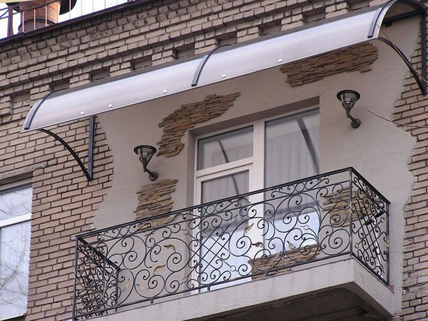 Навесы над балконом из поликарбоната — отличная защита от влаги. Навесы над балконом из поликарбоната — украшение для вашего дома