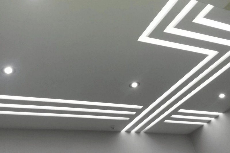 потолок со световыми линиями фото